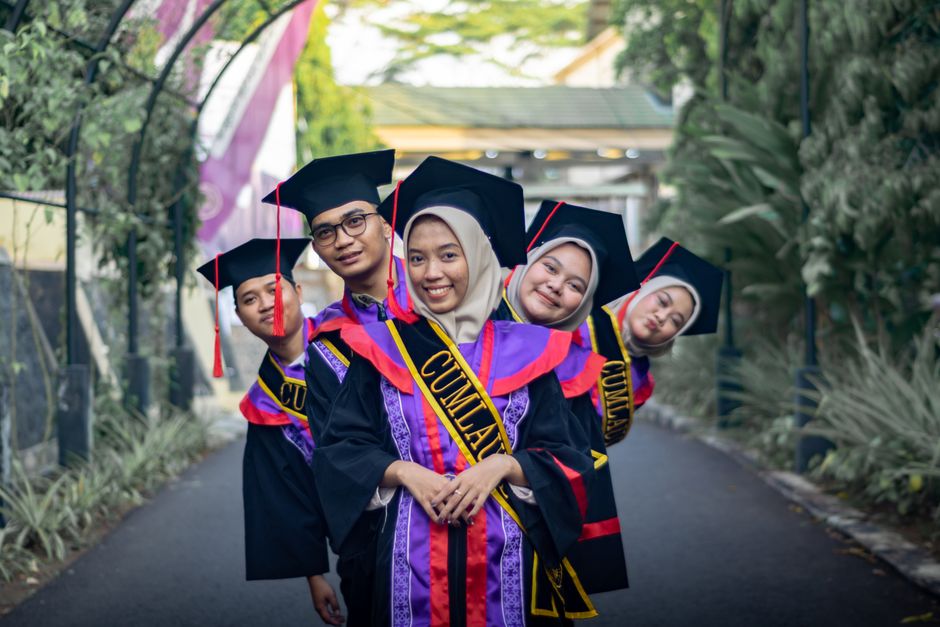 杜伦大学图书馆与学生在河边学习