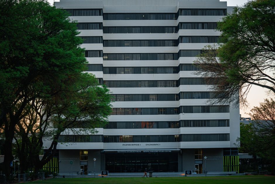 阿德莱德大学学生在校园草坪上交流